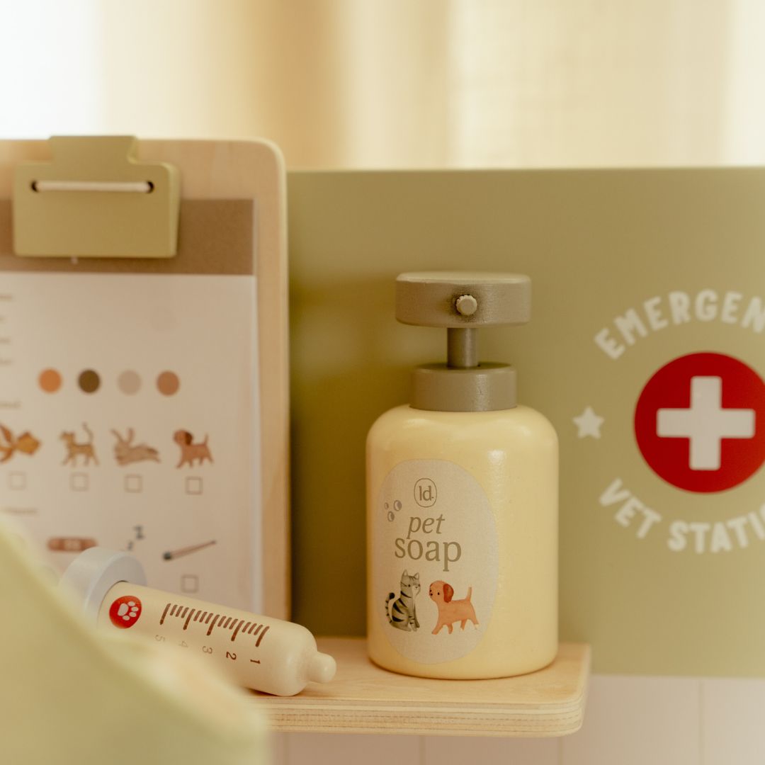 Plejeprodukter i træ til dyr, her sæbe, creme og sprøjte til vaccinationer, vist i lyst værelse.