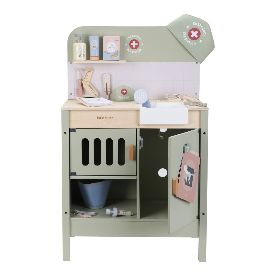 Dyrlægeklinik i træ fra Little Dutch, komplet med udstyr til leg med kæledyrene.