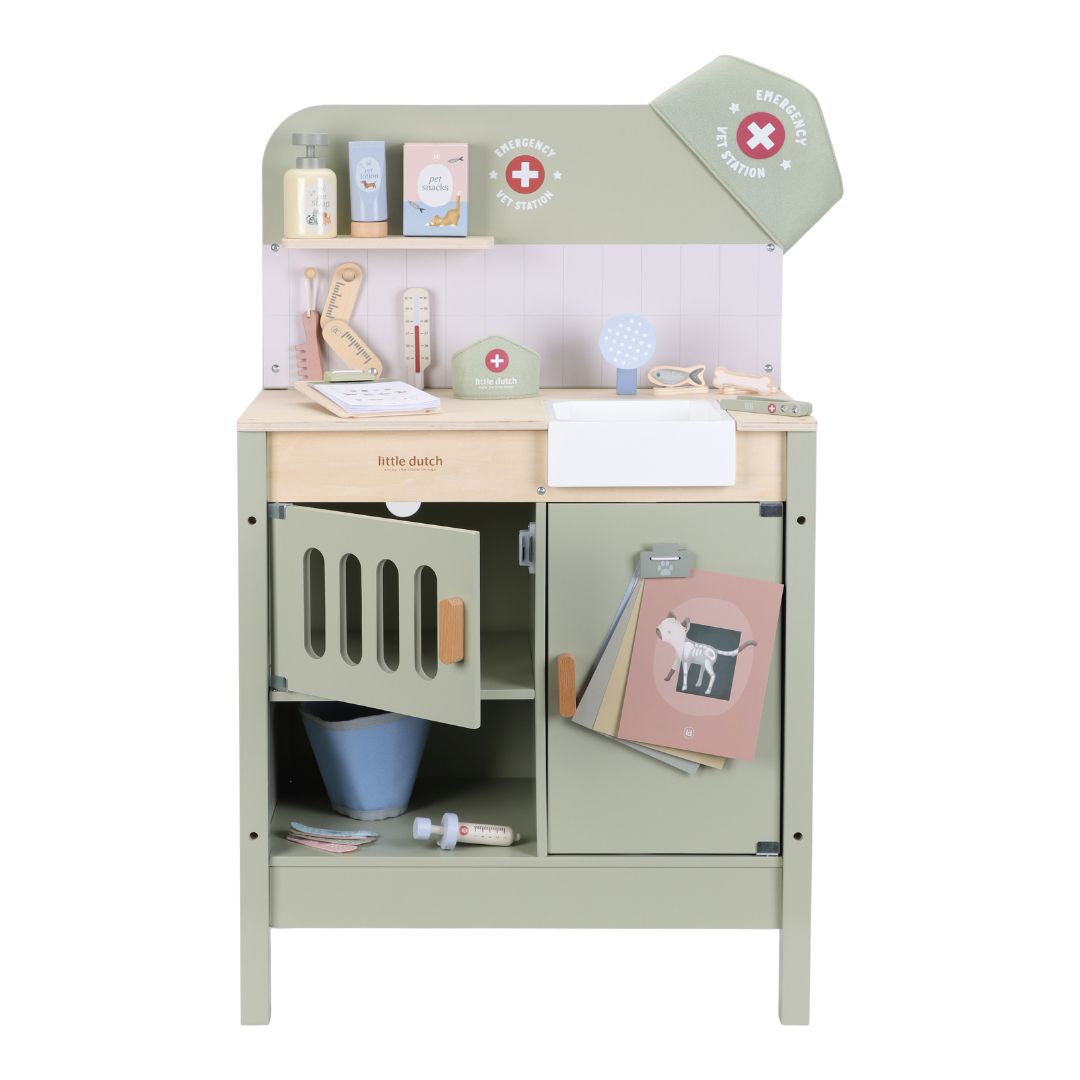 Dyrlægeklinik i træ fra Little Dutch, komplet med udstyr til leg og pleje af tøjdyr og bamser.