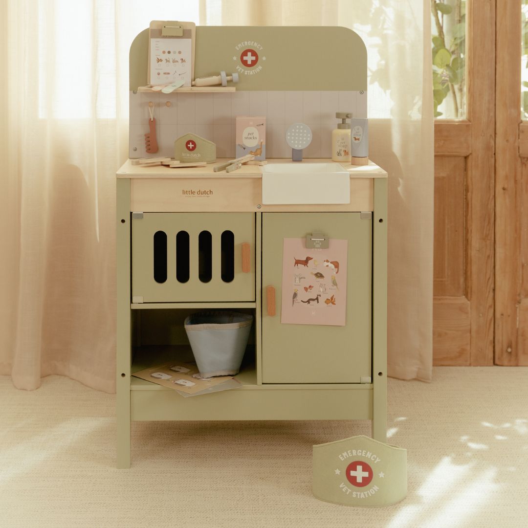 Dyrlægeklinik i træ fra Little Dutch, komplet med udstyr til leg som dyrlæge med pleje af bamser.