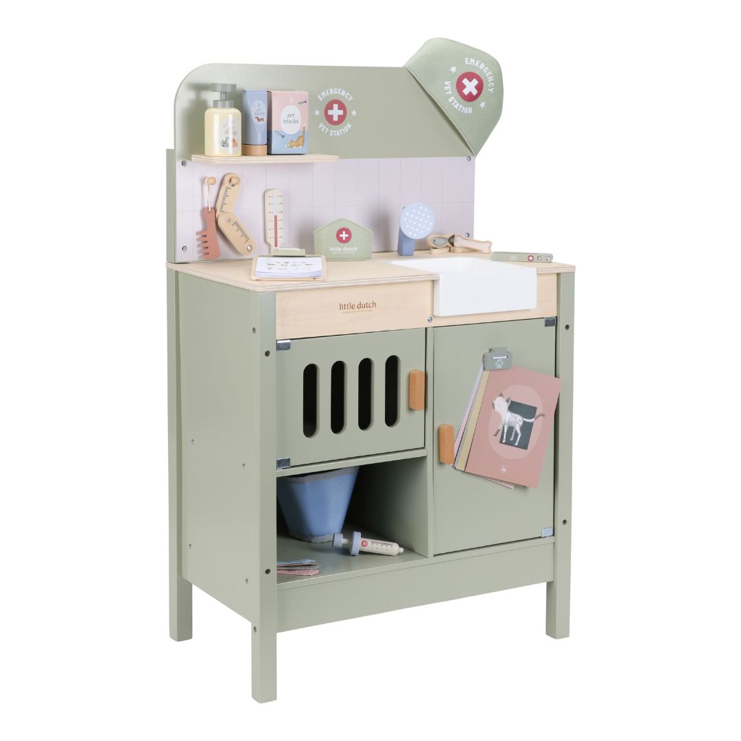 Dyrlægeklinik i træ fra Little Dutch med udstyr til leg, perfekt til at pleje tøjdyr og bamser.