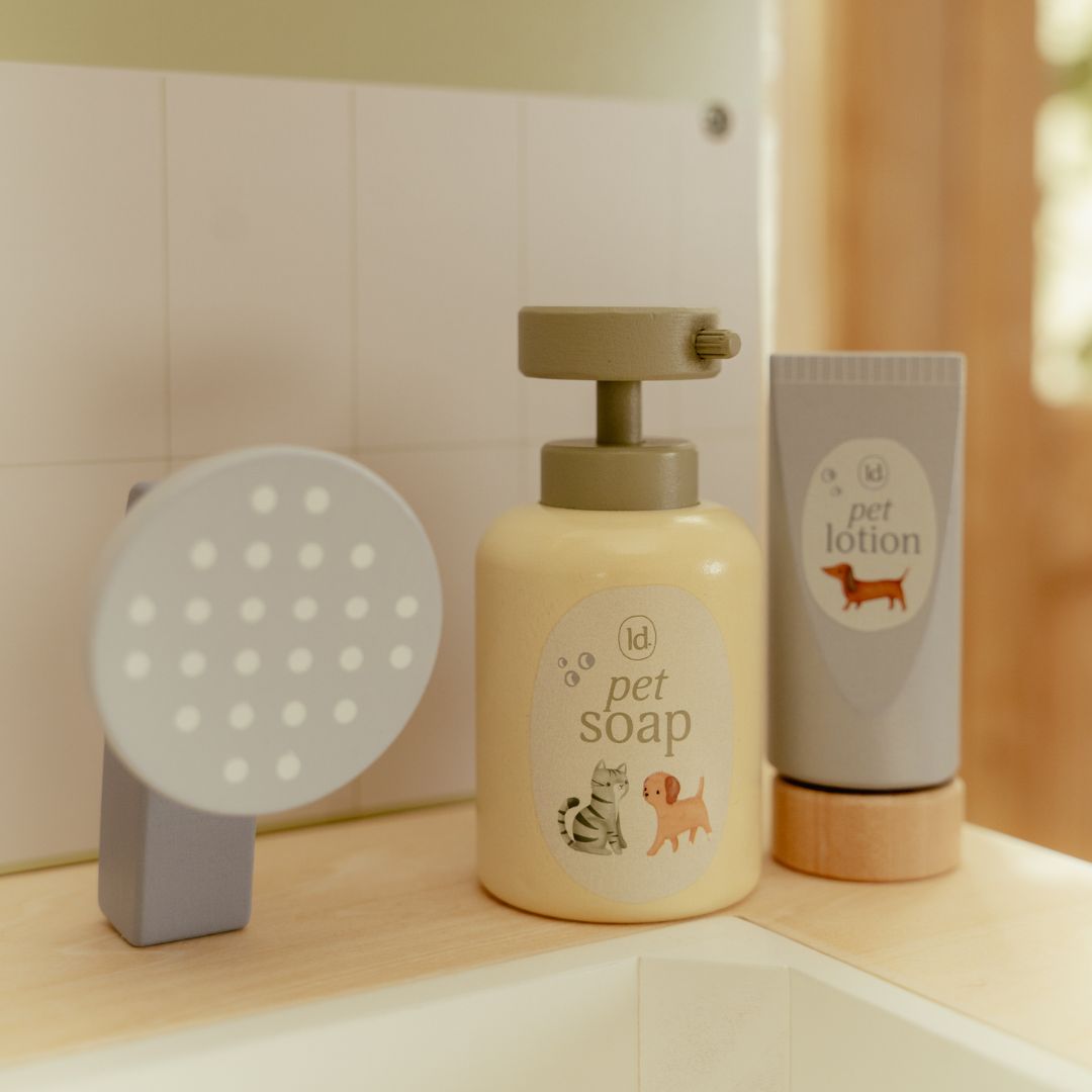 Plejeprodukter i træ her sæbe og creme til hunde og katte vist i lyst værelse.