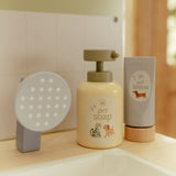 Plejeprodukter i træ her sæbe og creme til hunde og katte vist i lyst værelse.