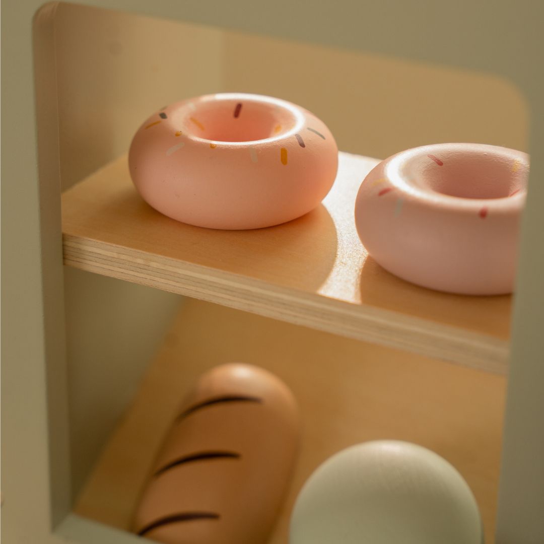 Farverige doughnuts og brød, der følger med XL espressomaskine fra Little Dutch. Perfekt til rolleleg og café-sjov