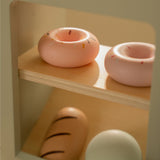 Farverige doughnuts og brød, der følger med XL espressomaskine fra Little Dutch. Perfekt til rolleleg og café-sjov