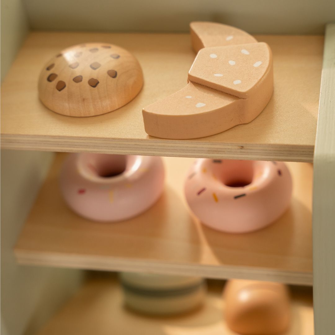 Lækre trælagkager og donuts til rolleleg med Espressomaskine XL fra Little Dutch.