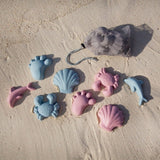 rosa og blå sandforme i silikone ligger på strand, perfekt til små hænder fra 1 år og op, høj kvalitet fra Scrunch