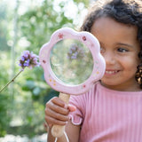 Barn med stort rosa forstørrelsesglas fra Little Dutch, klar til at udforske naturen.