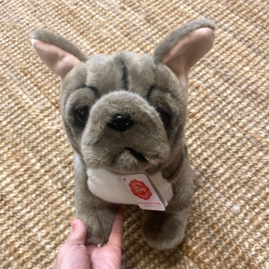 Fransk Bulldog bamse i grå, står på tæppe en ægte hund fra Teddy Hermann, perfekt til leg og kram.
