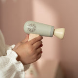 Frisørsæt i træ med hoftebælte - miniature hårtørrer i barns hænder.