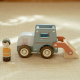 Frontlæsser med træfigur til sjov leg på byggepladsen, bygningsarbejder medfølger.