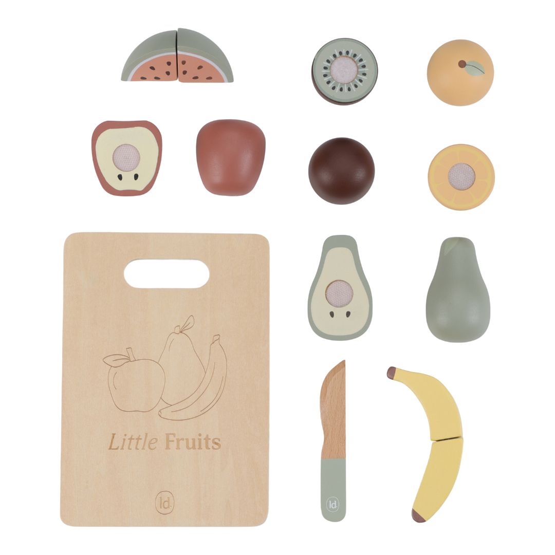 Dele fra frugtsæt i træ set oppefra. Her ses vandmelon, æble, kiwi, appelsin, pære og banan samt skærebræt og kniv i træ, Perfekt sæt til leg med roller i legekøkken, fra Little Dutch.