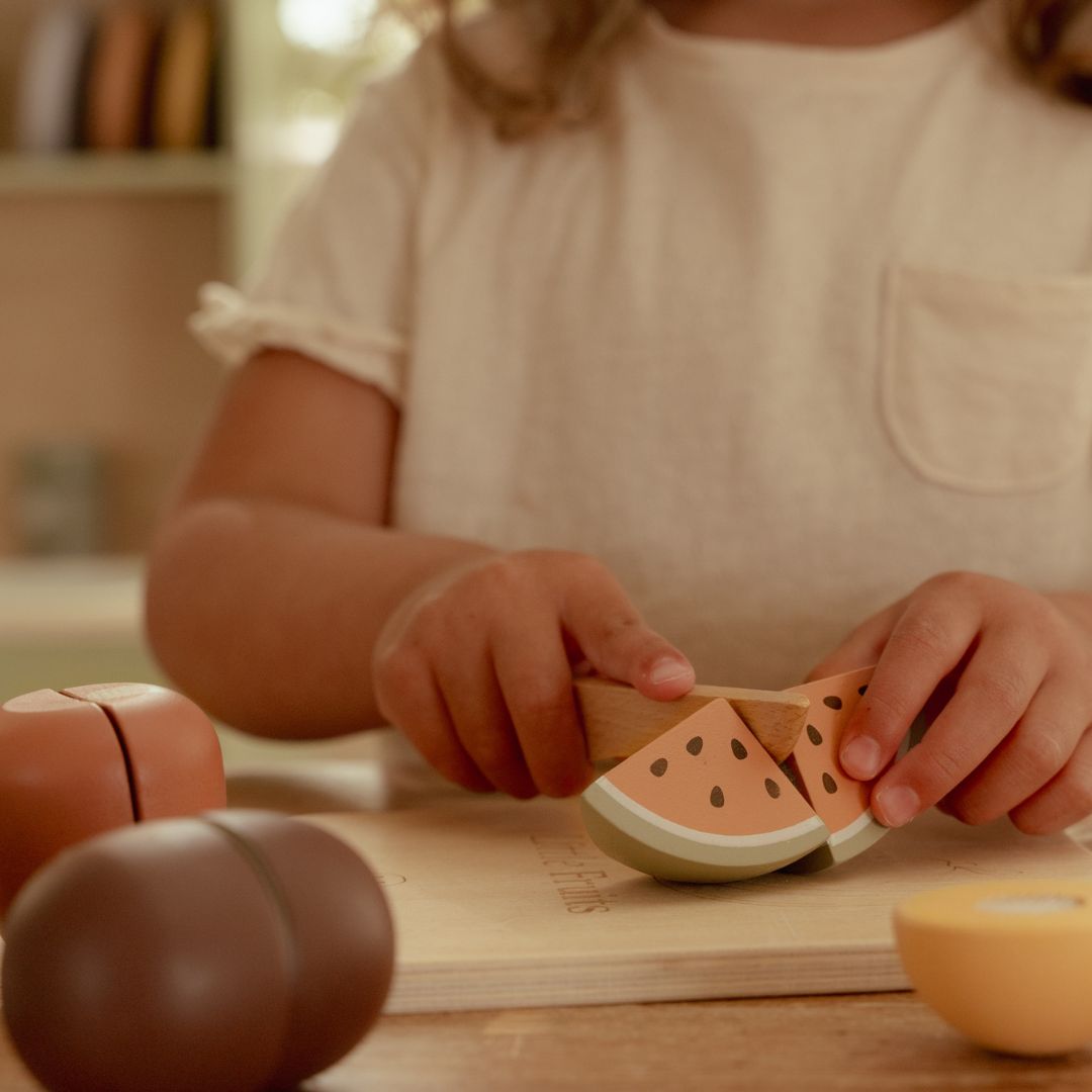 Barn skærer i vandmelon i træ fra frugtsæt med seks frugter til dit barn fra Little Dutch.