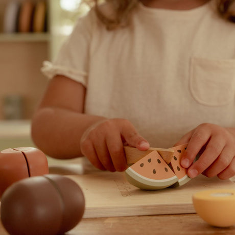 Barn skærer i vandmelon i træ fra frugtsæt med seks frugter til dit barn fra Little Dutch.