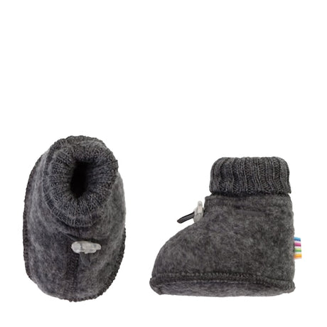 mørkegrå futter til baby fra Joha med elastik, der kan strammes eller løsnes. Bløde babysko "sleeping booties" i farven koks.