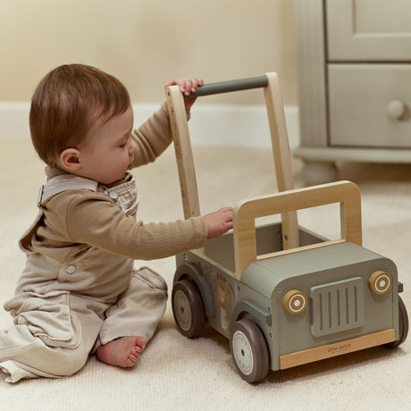 Baby med gåvogn som grøn safaribil, prewalker i træ med plads til legetøj, fra Little Dutch Safari kollektion.