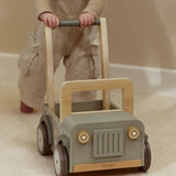 baby bag grøn safaribil gåvogn på lyst gulvtæppe, prewalker i træ, a la jeep, med plads til legetøj, fra Little Dutch Safari kollektion.