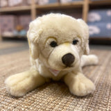 Stor Golden Retriever bamse lys set tæt på - en blød og krammevenlig bamse til leg, ligger på lyst tæppe hos danske Nordic Simply