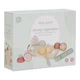 Grøntsager i træ med skærebræt og kniv, her set i indpakning. Legemad til de mindste med tomat, gulerod, agurk, løg, champignon og radise fra Little Dutch, passer perfekt sammen med legekøkken i samme serie