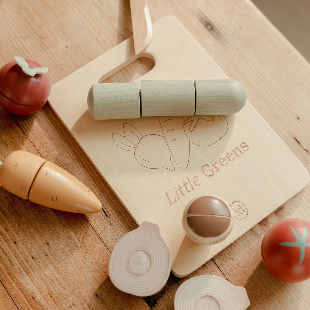 Grøntsager i træ på skærebræt, legemad til de mindste med tomat, gulerod, agurk, løg, champignon og radise fra Little Dutch, passer perfekt sammen med legekøkken