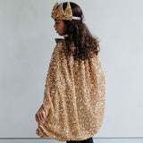 Lang guldkappe med pailletter, perfekt til børn, som ønsker at være tryllekunstner eller prinsesse.