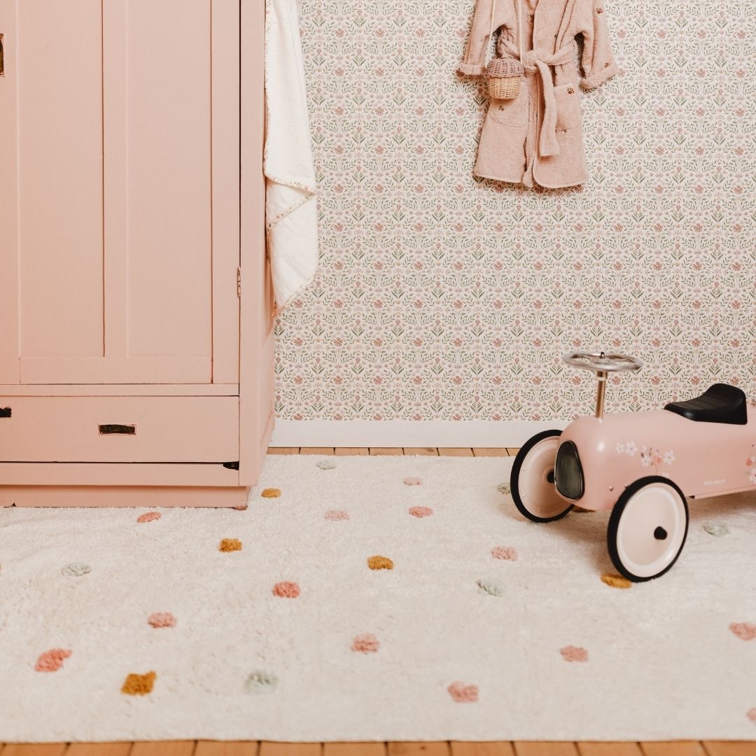 Lyst gulvtæppe rektangulært med prikker, økologisk bomuld, legetæppe set i et hyggeligt børneværelse med legetøj.