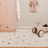 Lyst gulvtæppe rektangulært med prikker, økologisk bomuld, legetæppe set i et hyggeligt børneværelse med legetøj.