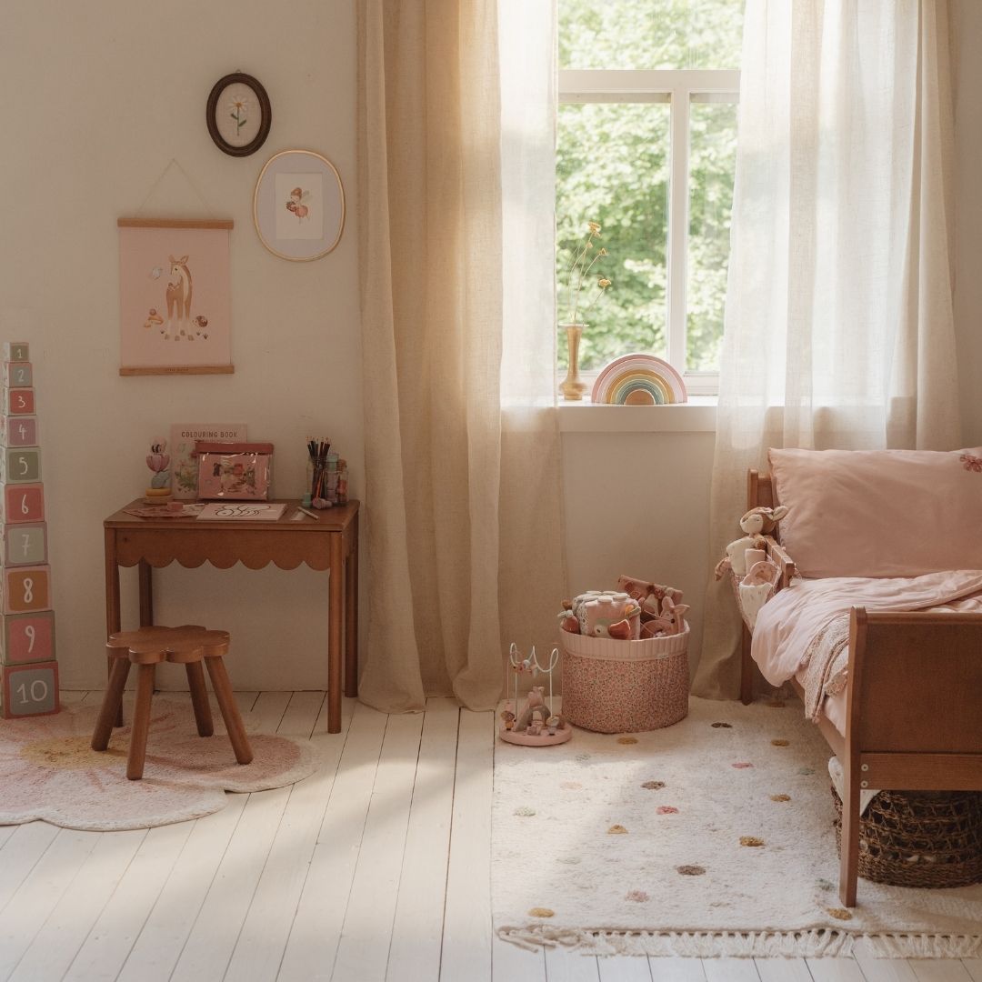 Firkantet gulvtæppe, beige med prikker i forskellige farver, legetæppe i økologisk bomuld, set i babyværelse med hyggelig indretning