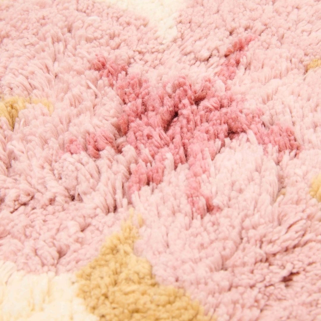 Gulvtæppe Rådyr beige, legetæppe i økologisk bomuld med sødt rådyrmotiv set tæt på med rosa detaljer.