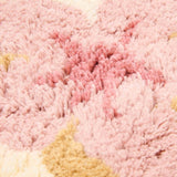 Gulvtæppe Rådyr beige, legetæppe i økologisk bomuld med sødt rådyrmotiv set tæt på med rosa detaljer.