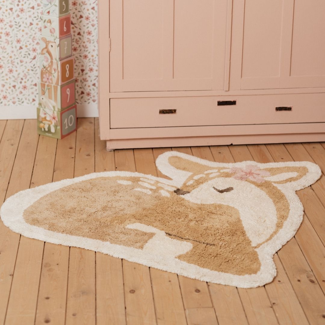 Gulvtæppe Rådyr beige, legetæppe i økologisk bomuld med sødt rådyrmotiv set på børneværelse.