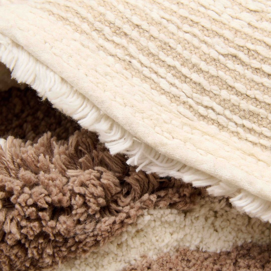 Legetæppe med traktor, økologisk bomuld. Blødt gulvtæppe med grøn traktor, naturlig tekstur med neutrale farver.