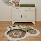 Tæppe til børneværelse, grøn traktor, økologisk bomuld, blødt og hyggeligt traktorformet tæppe her set i børneværelse på trægulv