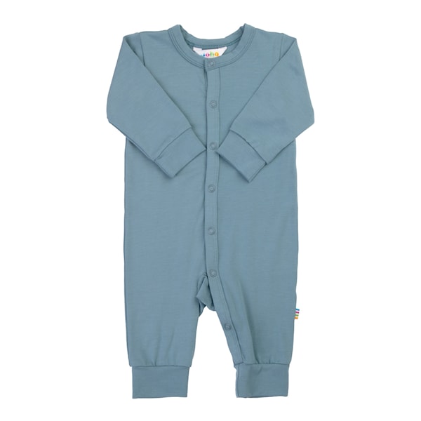 blå heldragt med lange ærmer til baby og barn. Joha jumpsuit i bambus med knapper foran og lange ærmer og ben.