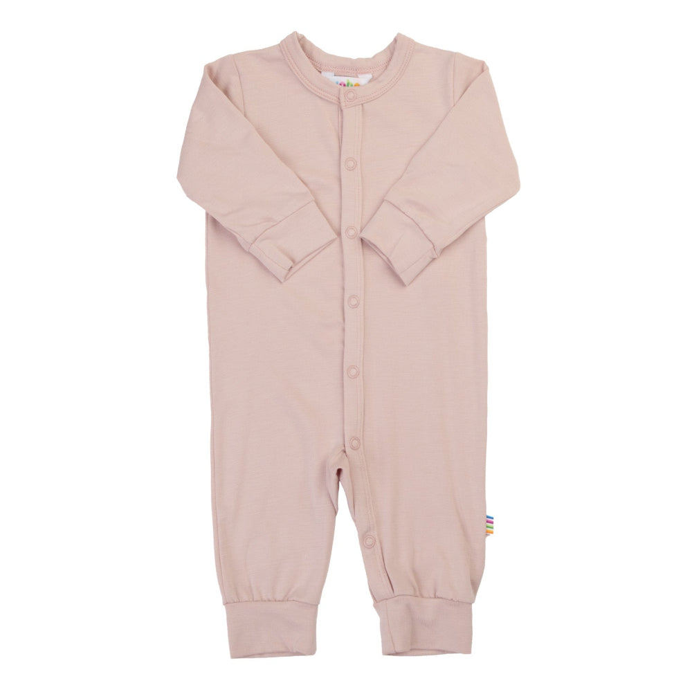 rosa heldragt med lange ærmer til baby og barn. Joha jumpsuit i bambus med knapper foran og lange ærmer og ben.