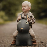 Barn, der rider på sjovt grå kanin hoppedyr med store ører, træner motorik og balance, perfekt til børn fra 2 år.