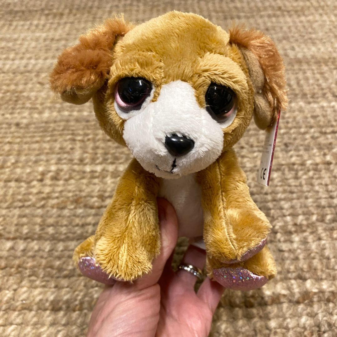 Hund bamse lille brun⏐ fantasidyr - blød bamsehund med store øjne og rosa glitter på poterne.