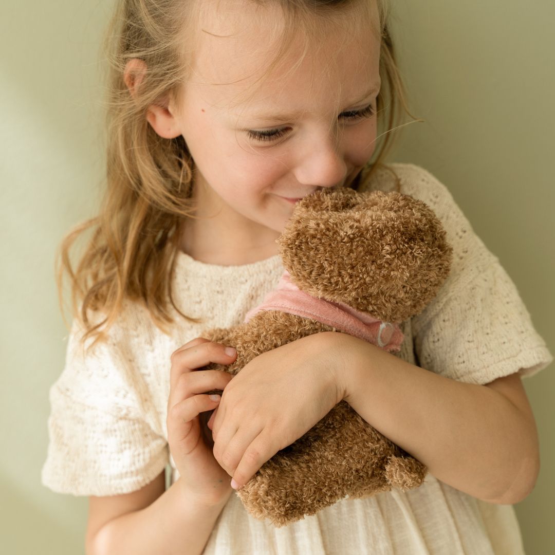 Hund, Jackie med taske og tilbehør - sød pige krammer sin plyshund med rosa tørklæde