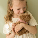 Hund, Jackie med taske og tilbehør - sød pige krammer sin plyshund med rosa tørklæde