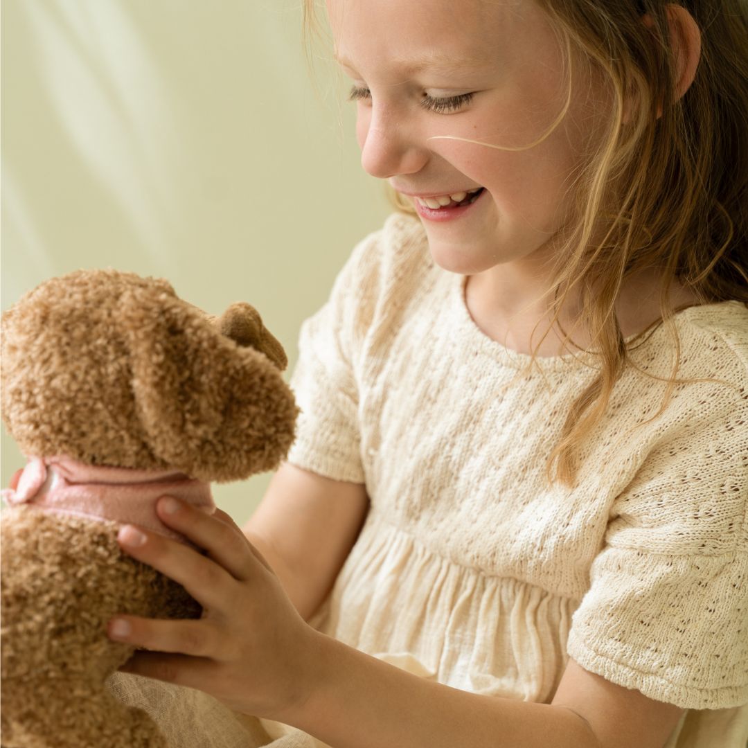 Hund, Jackie med taske og tilbehør - Barn leger med plys hundehvalp, perfekt til fantasileg, fås hos Nordic Simply.