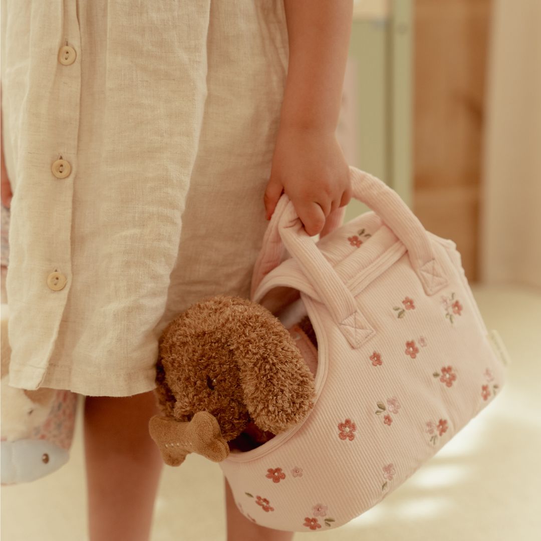 Hund, Jackie med taske og tilbehør - sød plyshundhvalp i rosa bæretaske til børn.