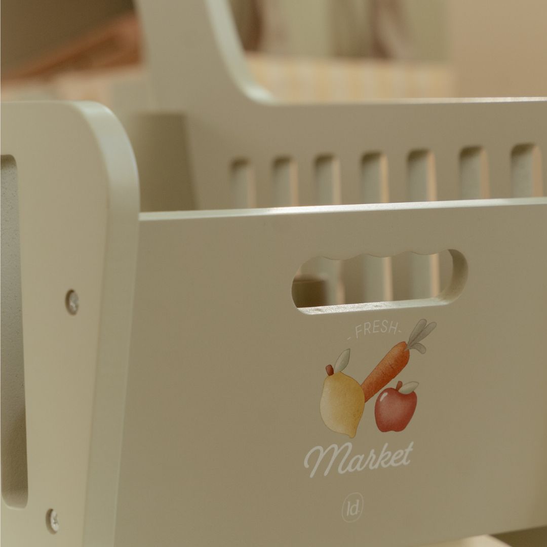 Indkøbsvogn i træ med farverige frugter og grøntsager, perfekt til rolleleg og eventyr i butikken.