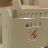 Indkøbsvogn i træ med farverige frugter og grøntsager, perfekt til rolleleg og eventyr i butikken.