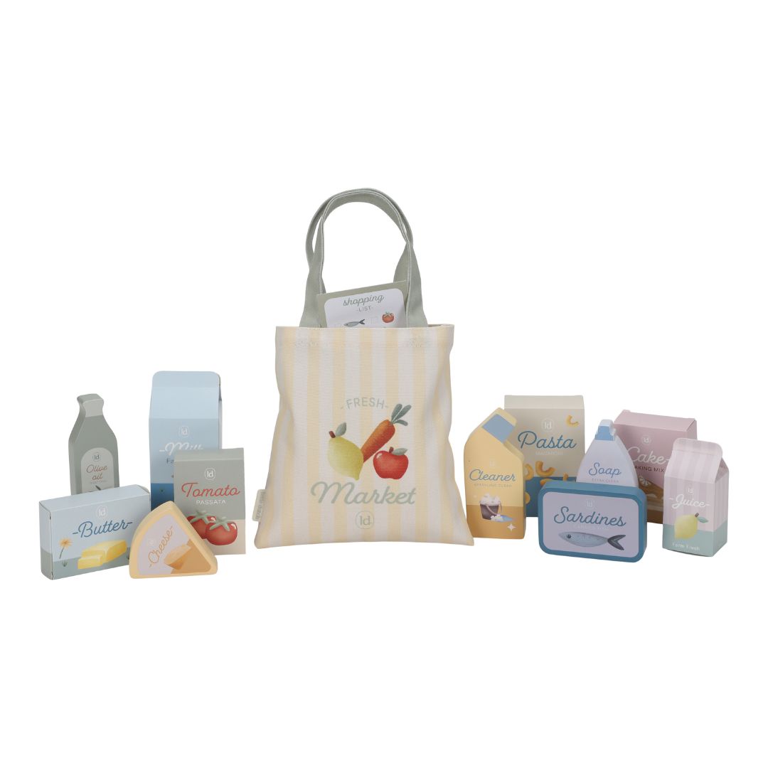 Farverig indkøbstaske med legetøjsvarer som smør, pasta og tomater til rolleleg.