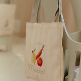 Stilfuld stofindkøbspose med frugt-grafik, perfekt til markeds- og rolleleg.