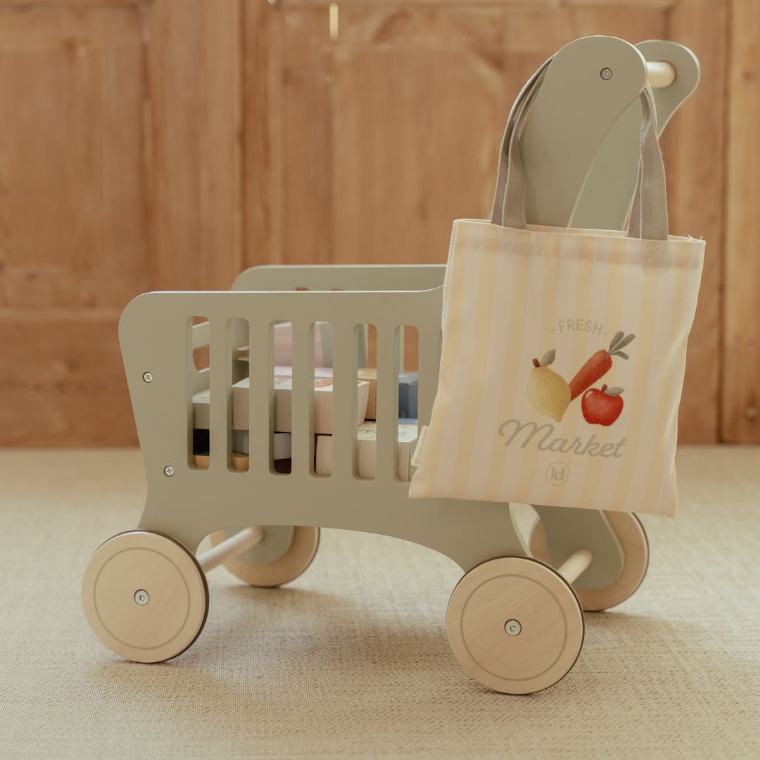 Indkøbsvogn i træ fra Little Dutch med varer og stofpose til rolleleg og butiksleg.