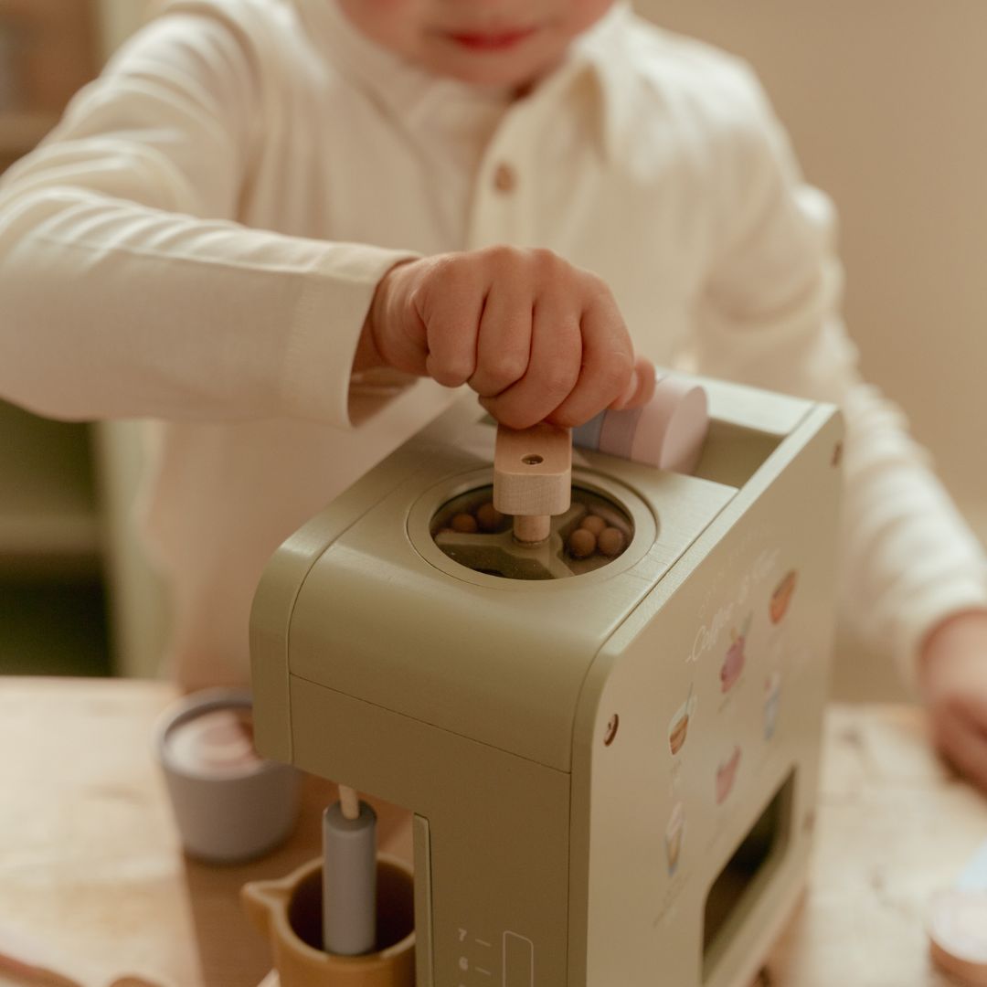 Kaffemaskine med flot udstyr | Træ FSC, barn der leger med legetøjs-kaffemaskine og tilbereder kaffe.
