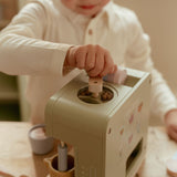 Kaffemaskine med flot udstyr | Træ FSC, barn der leger med legetøjs-kaffemaskine og tilbereder kaffe.