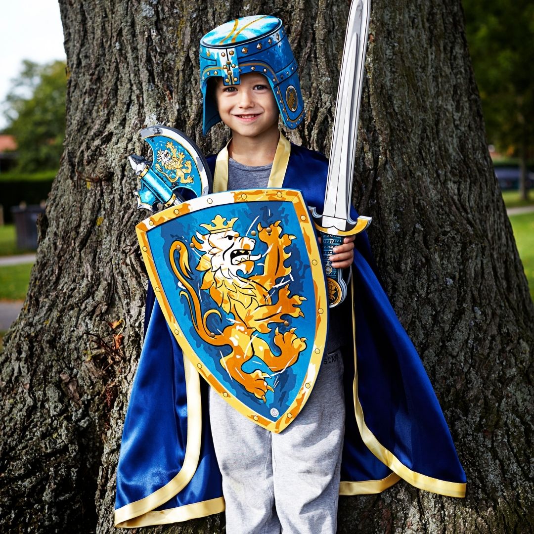 Barn med skinnende blå ridderkappe skjold, sværd og hjelm, Noble Knight, fra LionTouch, fås hos Nordic Simply