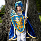 Barn med skinnende blå ridderkappe skjold, sværd og hjelm, Noble Knight, fra LionTouch, fås hos Nordic Simply